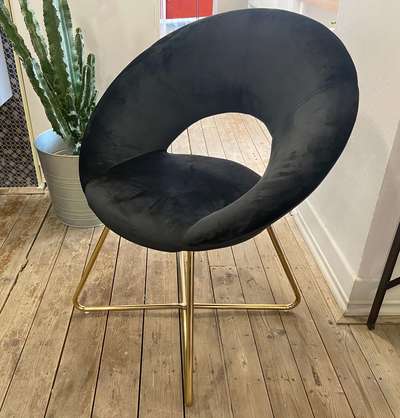 Poltroncina Nera Velluto base Metallo Dorato <s>&euro;167</s> - Promo &euro;125